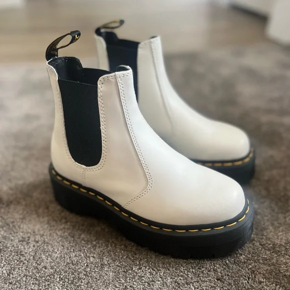 DR MARTENS WHITE LEATHER PLATFORM CHELSEA BOOTS, SIZE 6 - Picture 2 of 8
